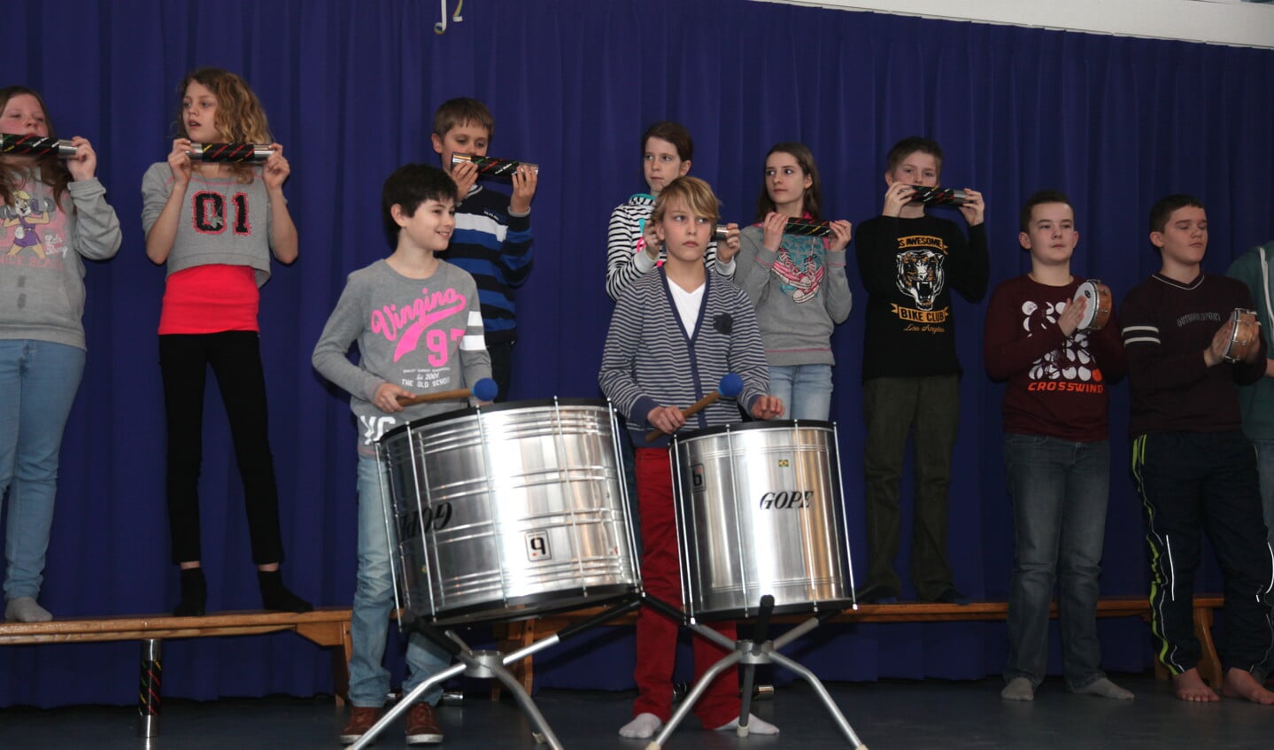 Groep 8 begeleidt de dansers van groep 7