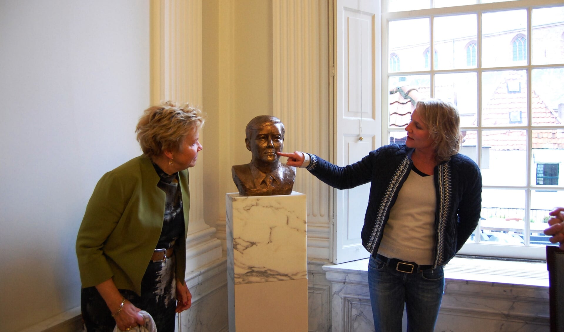 De wethouder en de maakster bekijken het resultaat
