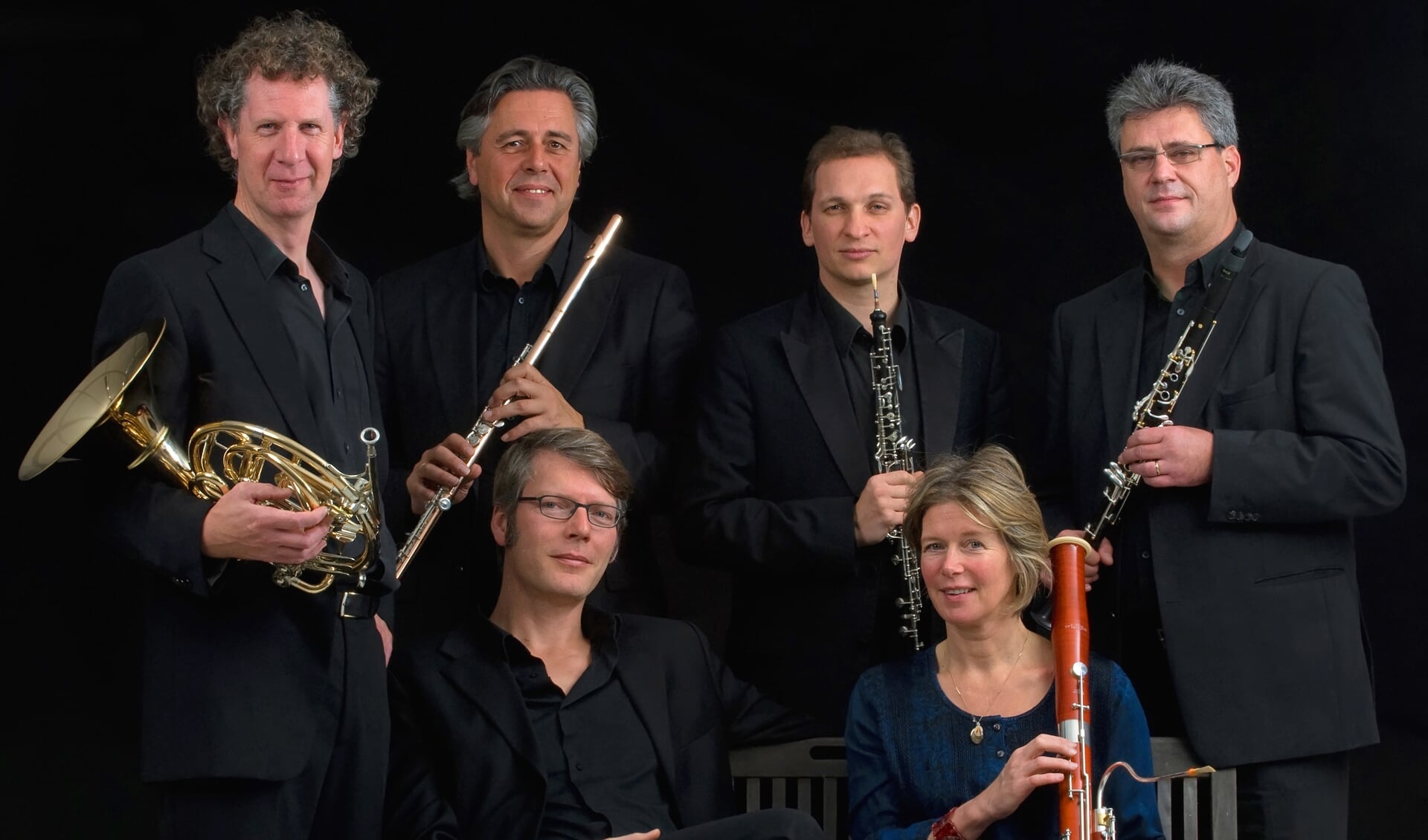 V.l.n.r.: Christiaan Boers (hoorn), Wout van den Berg (fluit), Frank Peters (piano), Bram Kreeftmeijer (hobo), Marieke Stordiau (fagot) en Arno van Houtert (klarinet) van het Hexagon Ensemble.