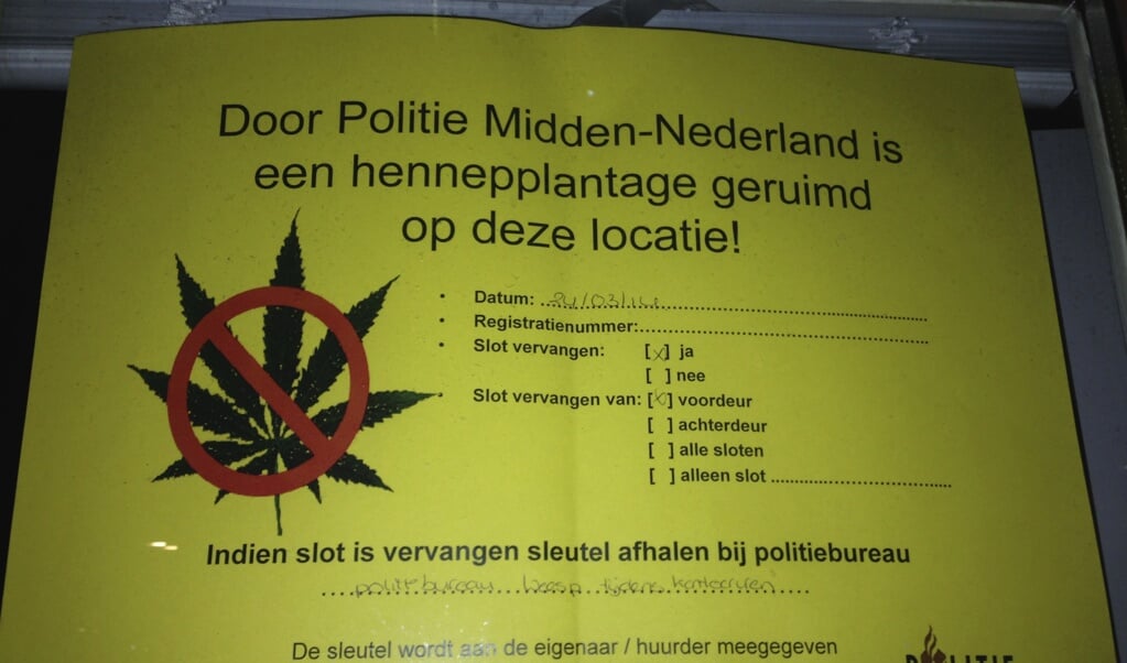 Mededeling van de politie op de deur van de woning.