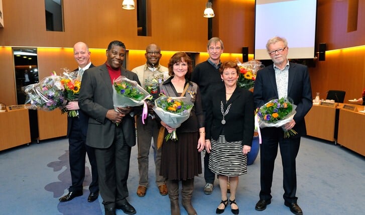 De vijf raadsleden die woensdag afscheid namen van de gemeenteraad met burgemeester Koopmanschap.