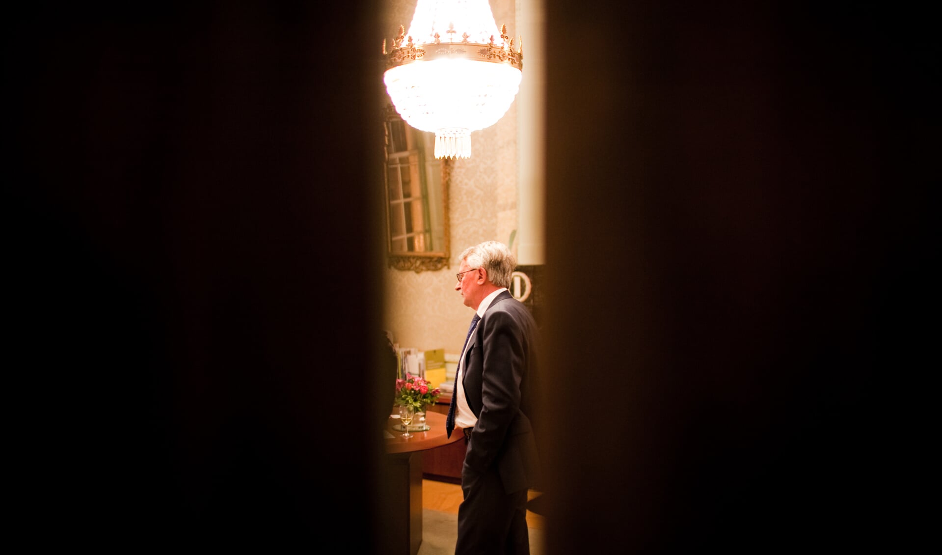 Burgemeester Bart Horseling wikt en weegt in zijn kamer over gevolgen storing