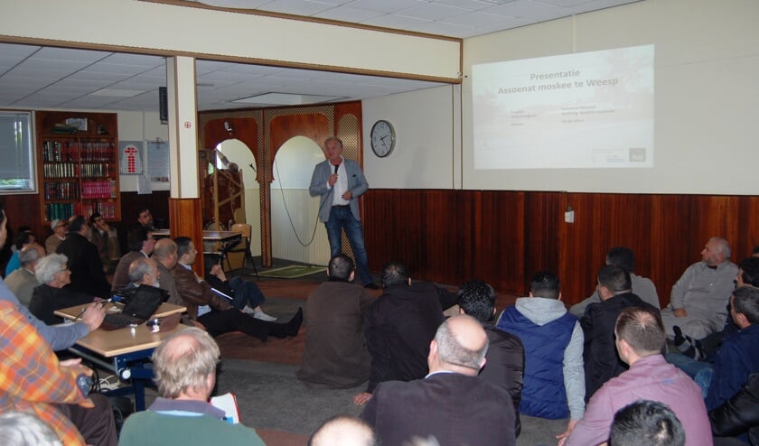 Volle zaal luistert aandachtig naar architect Janton Stork.