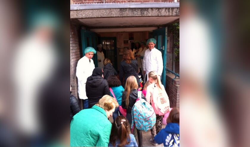 Leraren Jozefschool wachten kinderen in beschermende kleding op