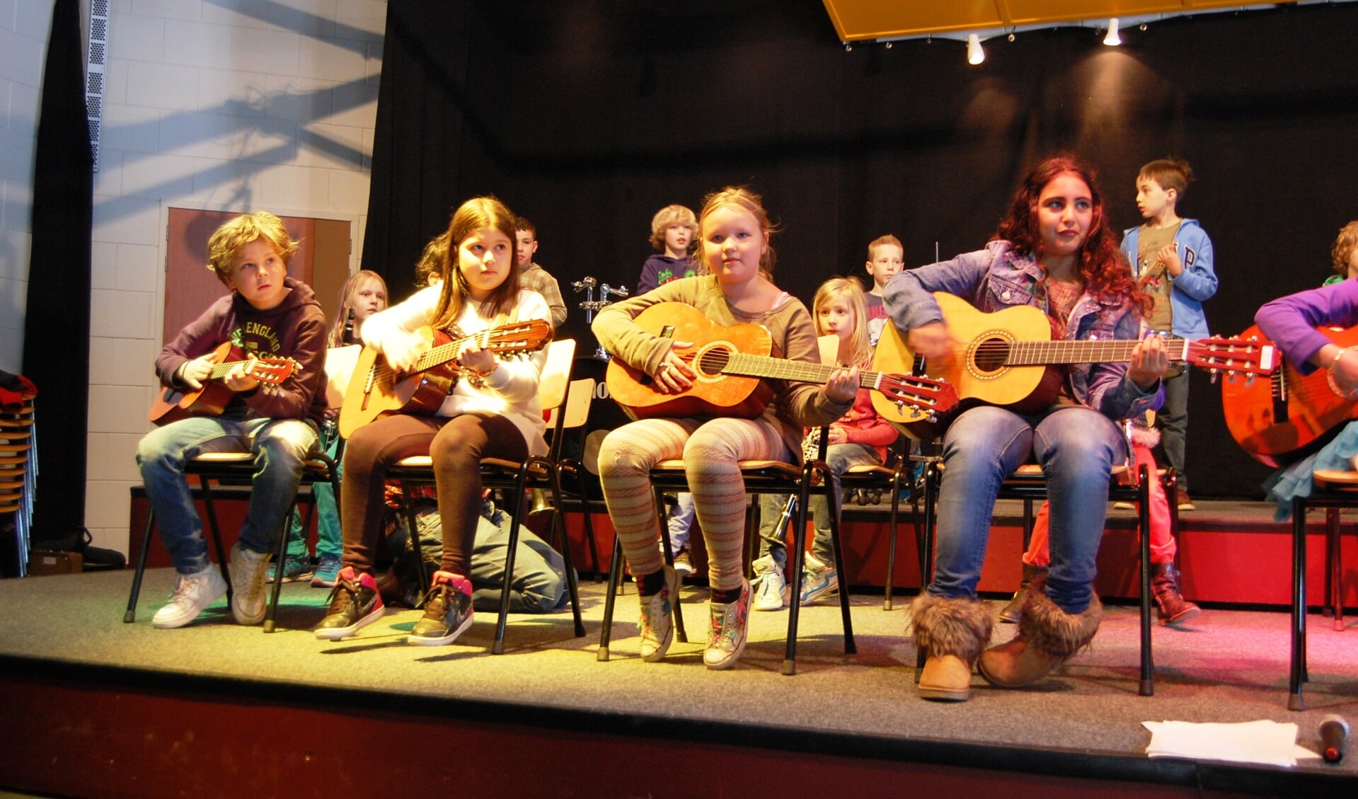 De Gooische Muziekschool verzorgt onder meer gitaarlessen