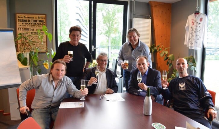 FC Weesp-hoofdcoach Mario Rijnsburger en rechterhand Remco Sint tekenden hun contract