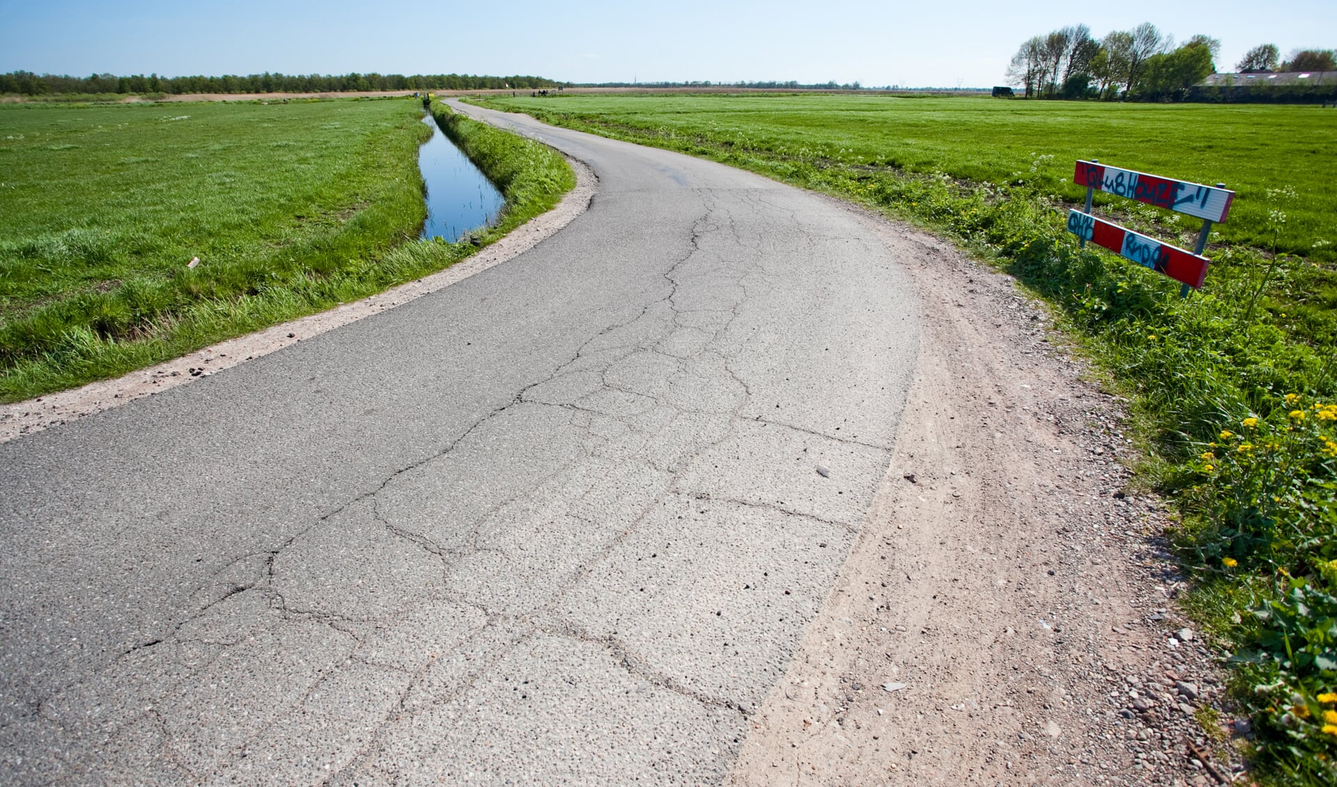 Het asfalt op de Keverdijk vertoonde zo'n zes jaar geleden al veel sscheuren. 