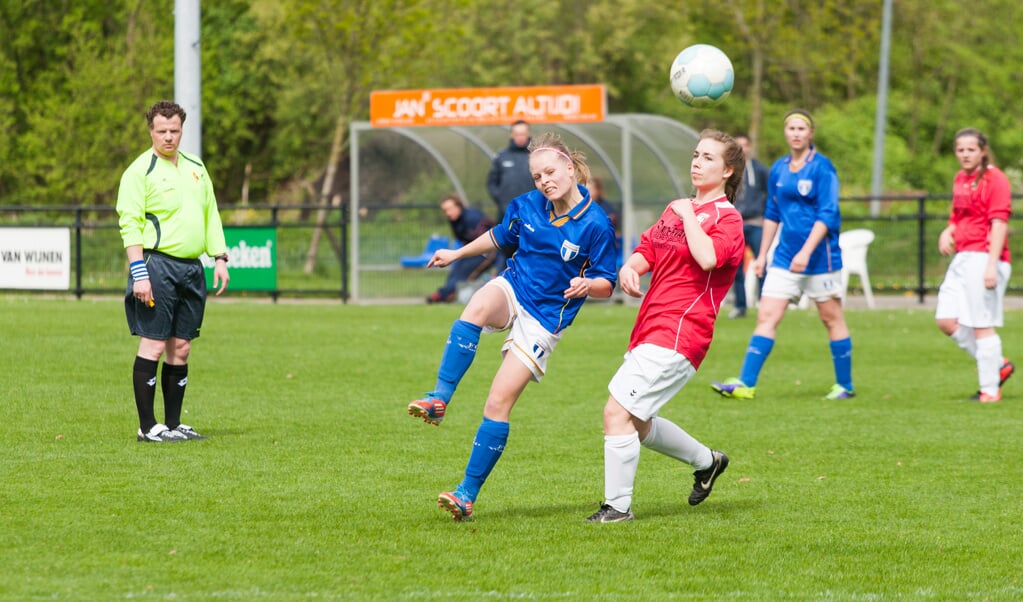 De voetbalsters van FC Weesp kwamen met 2-3 tekort tegen Aurora