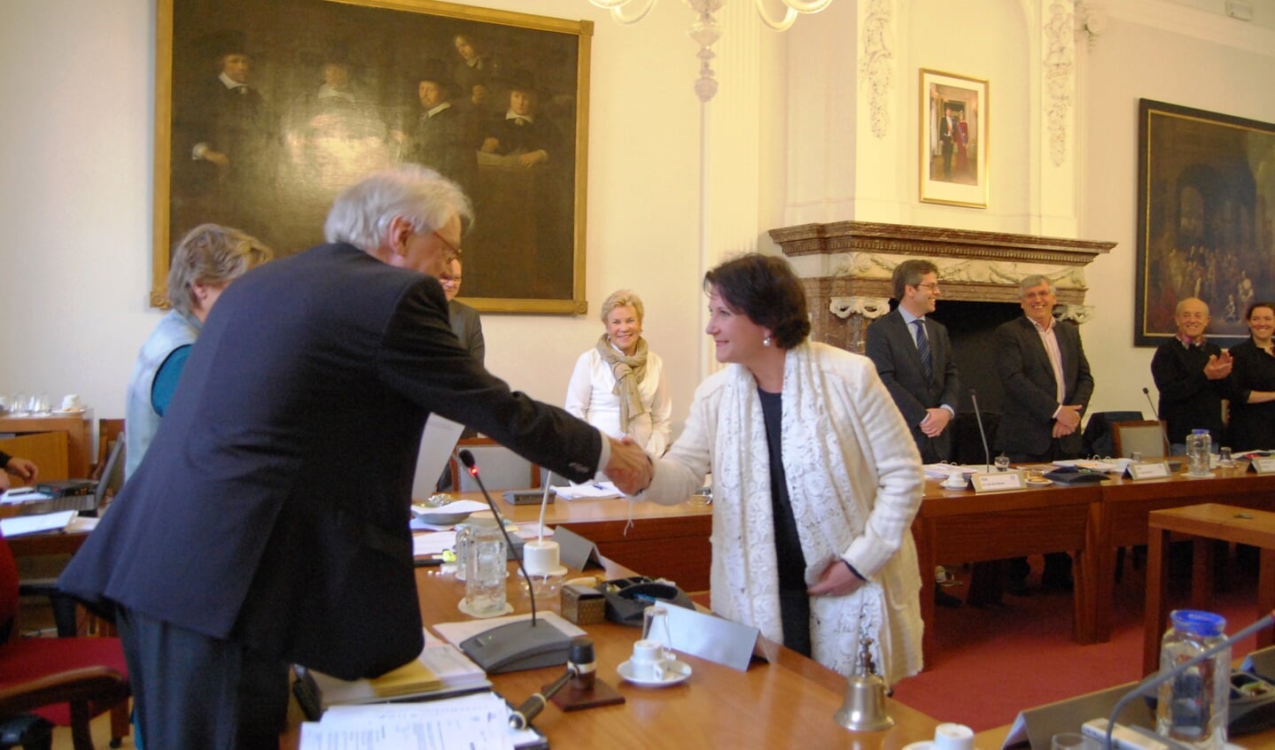 De nieuwe burgemeester feliciteert Bianca Sikma-Rootsaert met haar commissielidmaatschap 