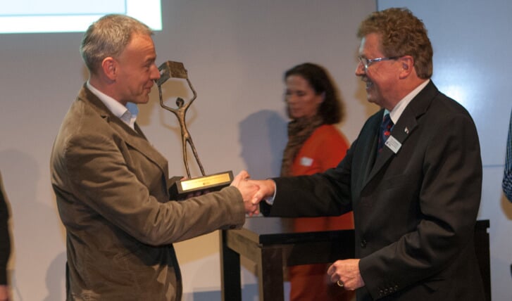 André Verheul neemt de NNP-prijs in ontvangst van Lou Lichtenberg