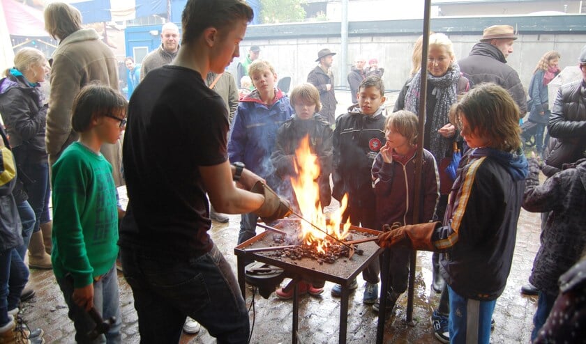 Kinderen konden meedoen aan een workshop ijzersmeden