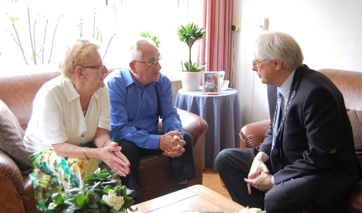 Maria en Roelf in gesprek met burgemeester Van Bochove 