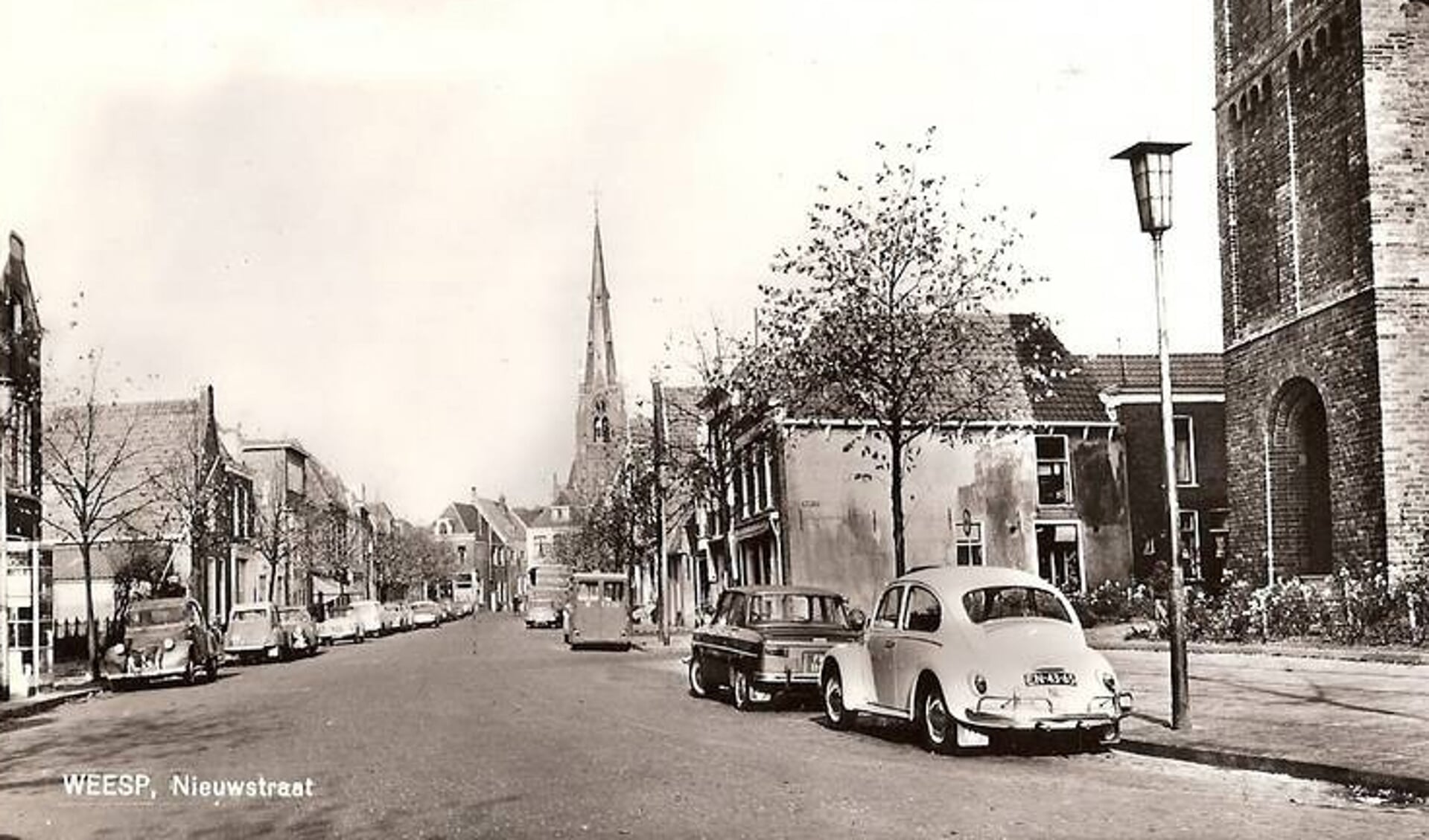 Oude ansichtkaart van de Nieuwstraat in 1955 