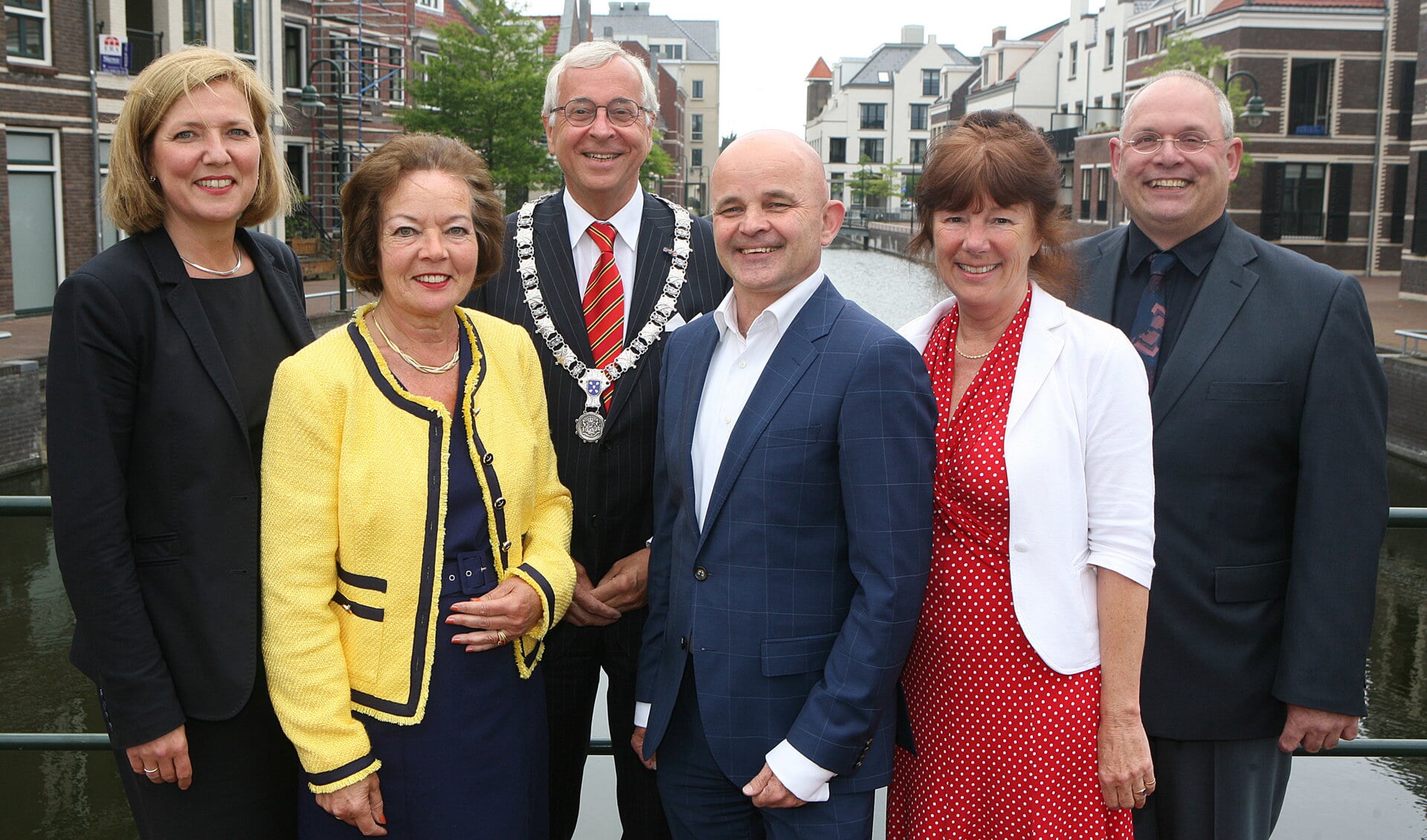 Het gemeentebestuur van Bussum. V.l.n.r: Lia de Ridder (D66), Adriana van den Berg (VVD), burgemeester Henk Heijman, Gerard Boekhoff (PvdA), Nen van Ramshorst (GL) en gemeentesecretaris Dick van Huizen.