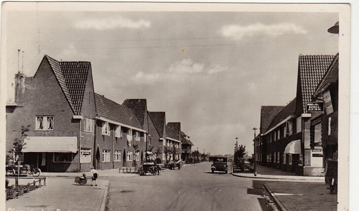 De Jan Bertsstraat vlak voor de oorlog. Het gezin Rotenberg woonde aan de linkerkant. De rechterkant van de straat werd in 1944 op last van de Duitsers afgebroken. (Coll. HKD)