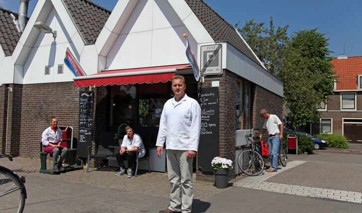 Johan Bulten voor zijn viswinkel