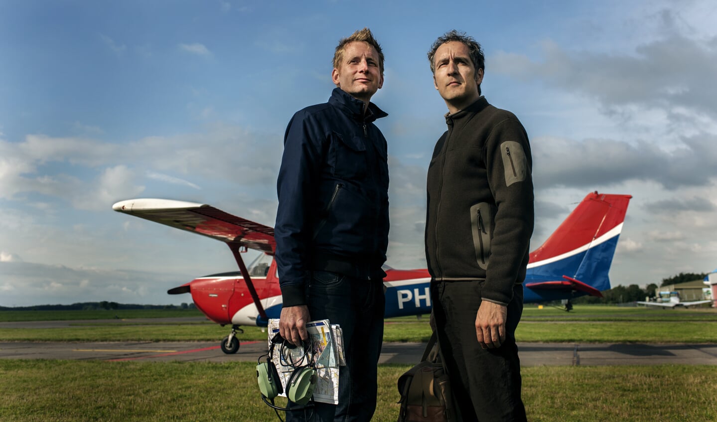 Piloot Jurrien Wouterse en fotograaf John Gundlach: 'We voelen elkaar feilloos aan.' Foto: Marjoleine van Verseveld