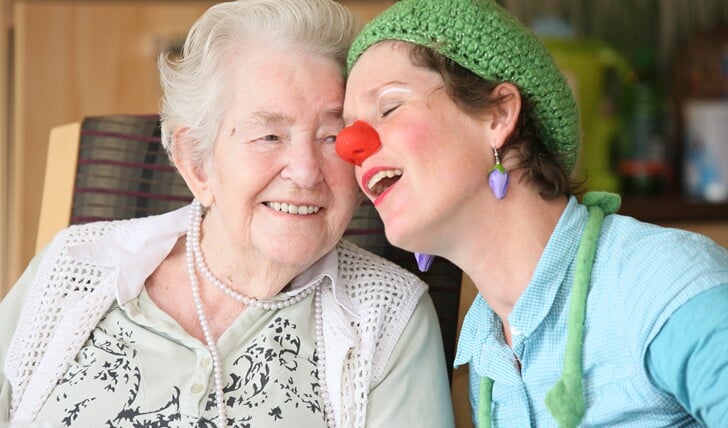 Doel van de CareClowns is om demente ouderen even te laten lachen.