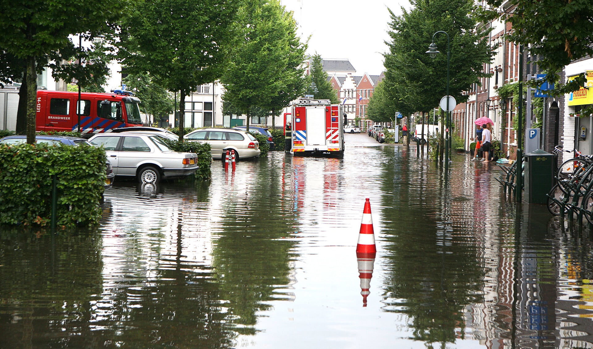 De wateroverlast zorgde op meerdere plaatsen voor problemen.