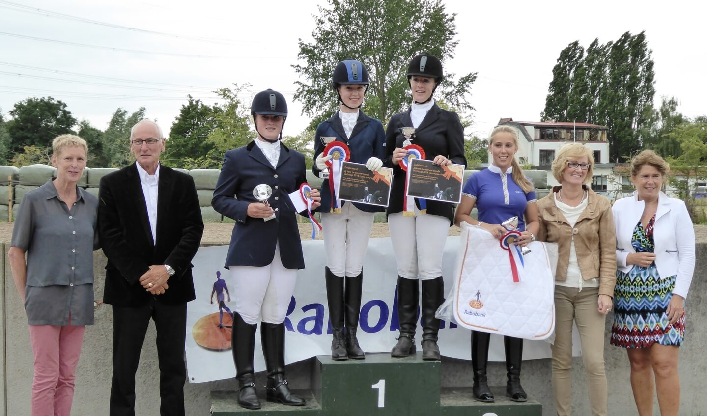 De winnaressen van de Eerste Vechtcup.