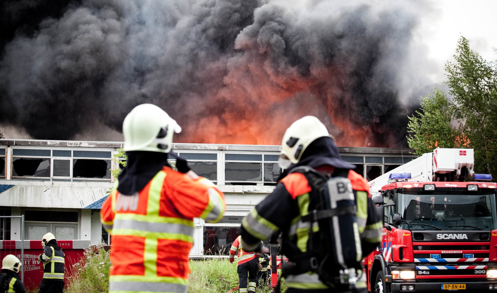 Brand op zijn hoogtepunt, de regen begint net