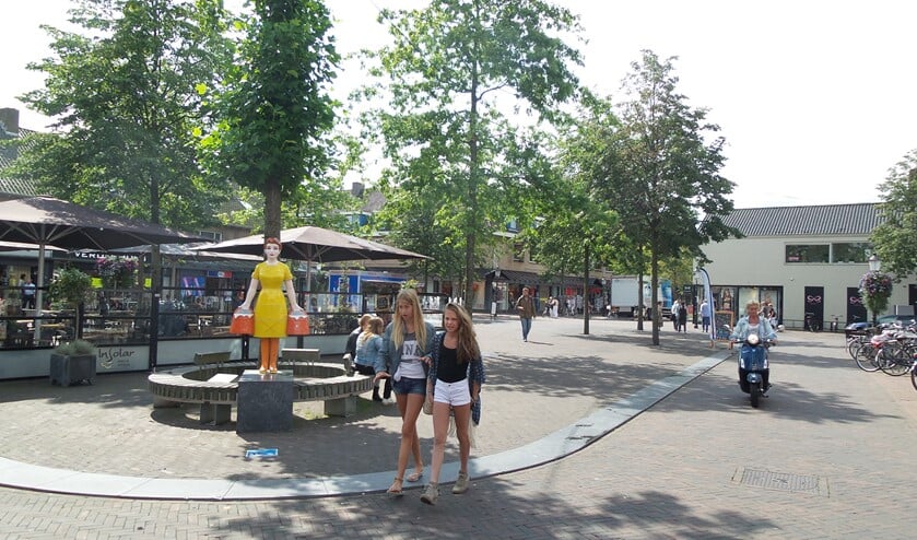 <p>De ondernemers in het Oude Dorp verkopen de allerlaatste artikelen van het seizoen.</p>