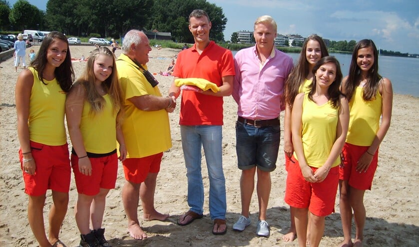 Martin Dirkse van MD-Services overhandigt de nieuw kleding