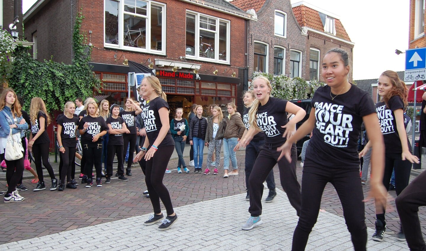 De meiden van Dansstudio Van Harten dansen op straat 