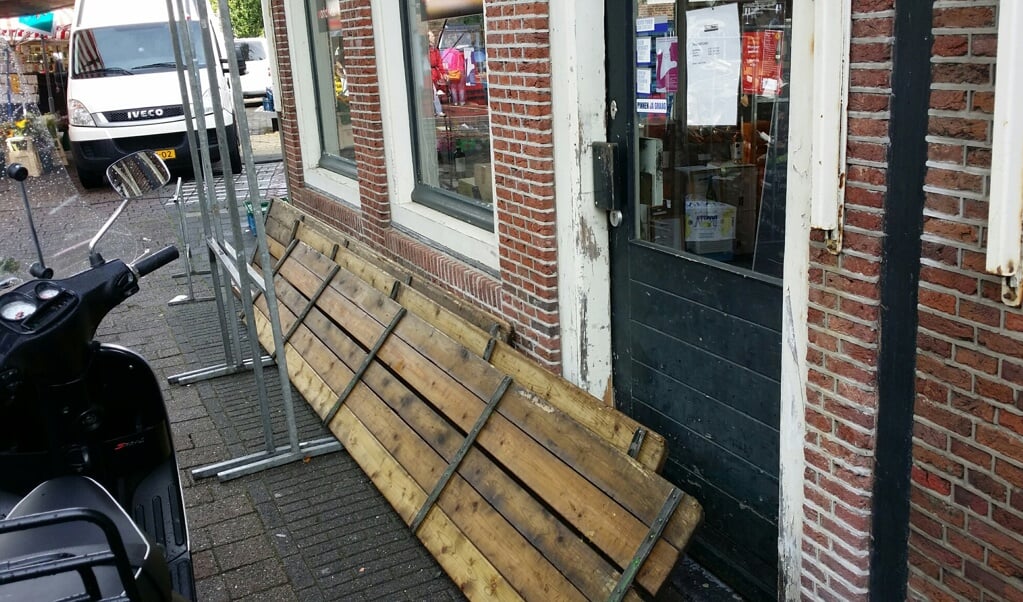 Ook een doorn in het oog van Van den Doel: planken voor zijn winkel tijdens marktdag.