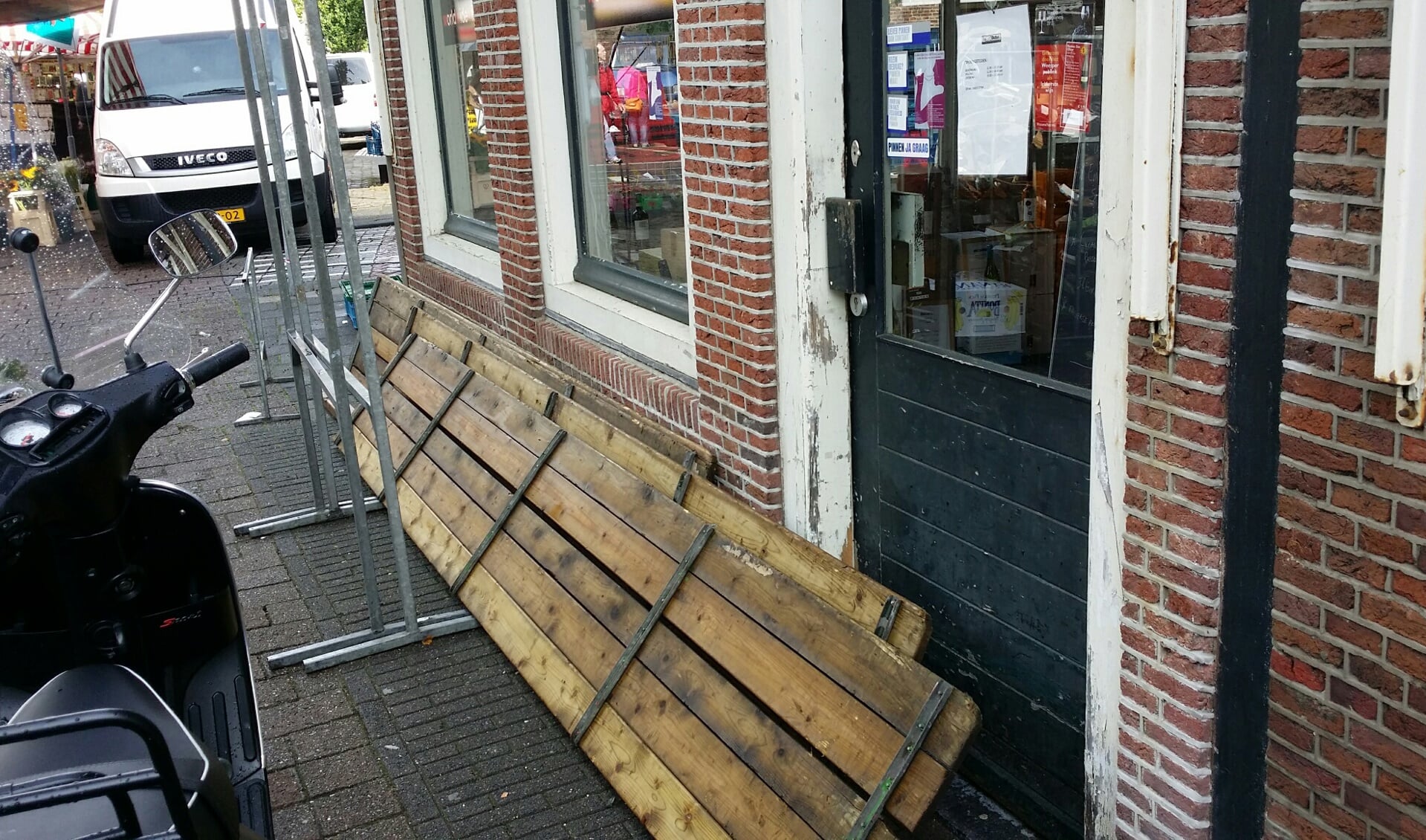 Ook een doorn in het oog van Van den Doel: planken voor zijn winkel tijdens marktdag.