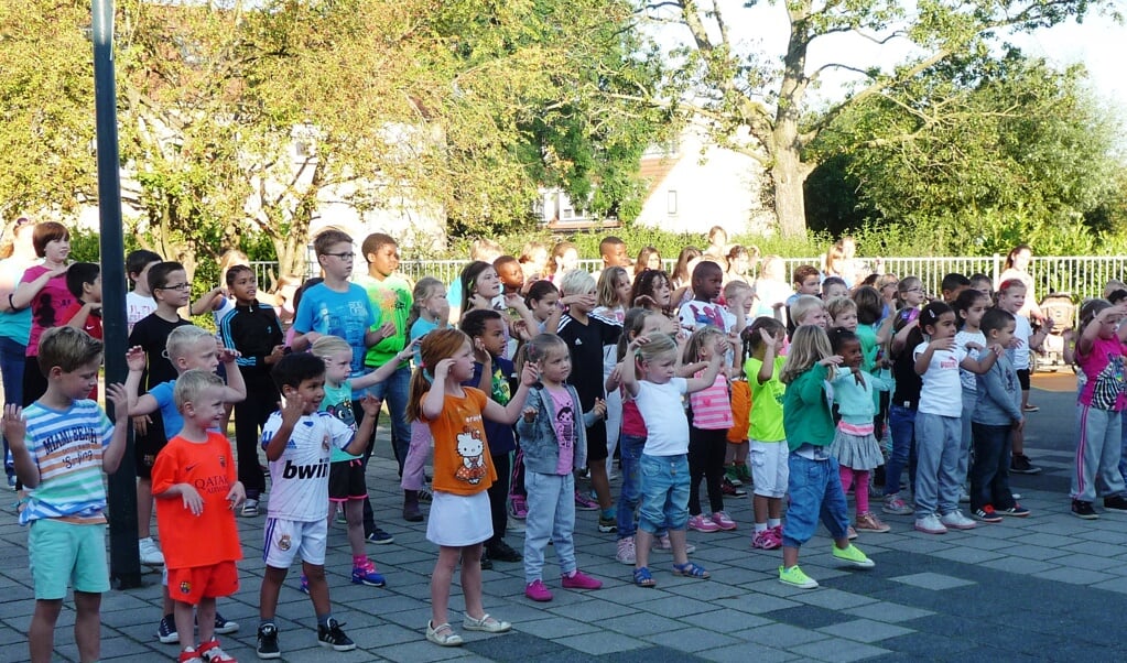 De opening van Fit in 90 dagen vond plaats op het schoolplein van de Hobbedob 