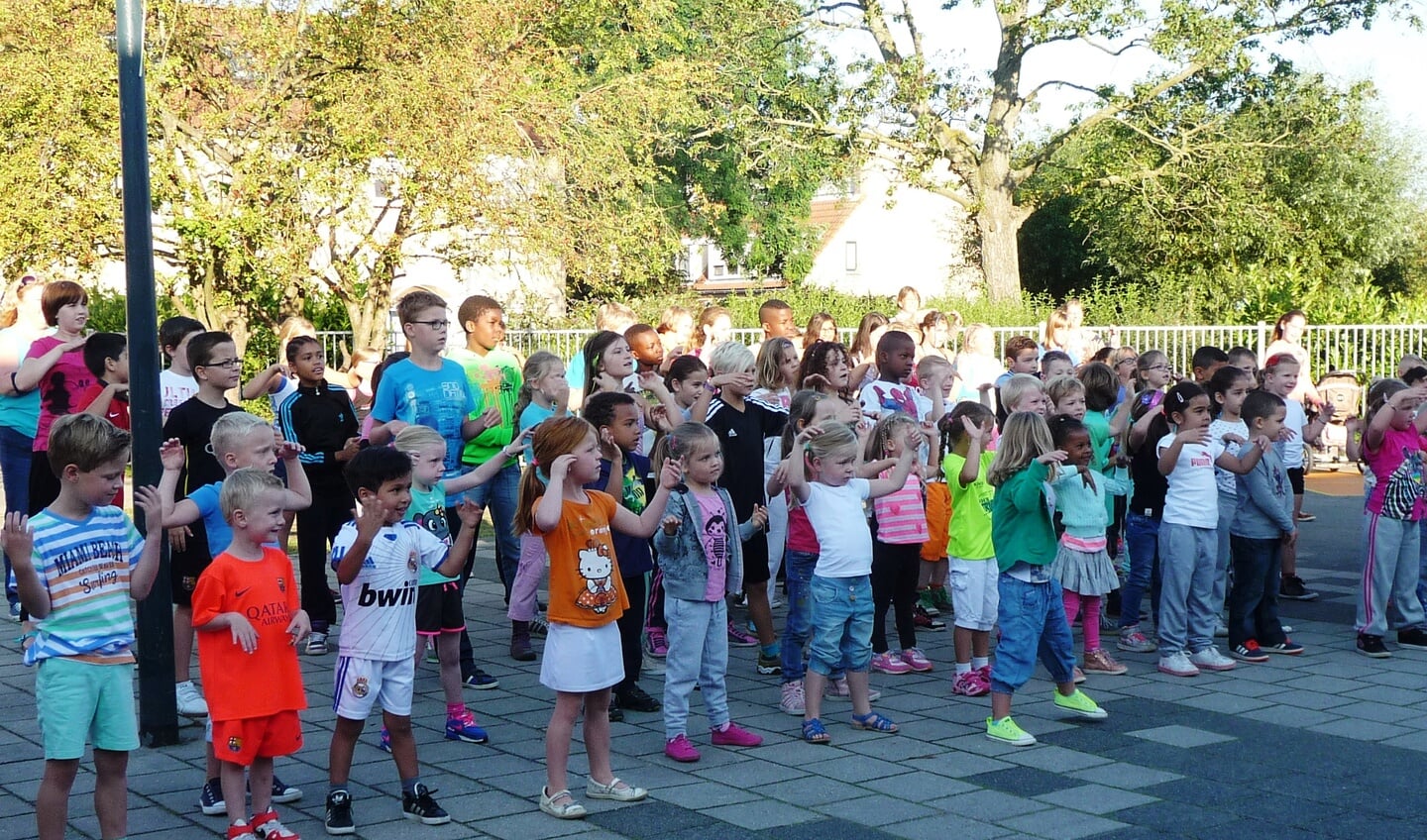 De opening van Fit in 90 dagen vond plaats op het schoolplein van de Hobbedob