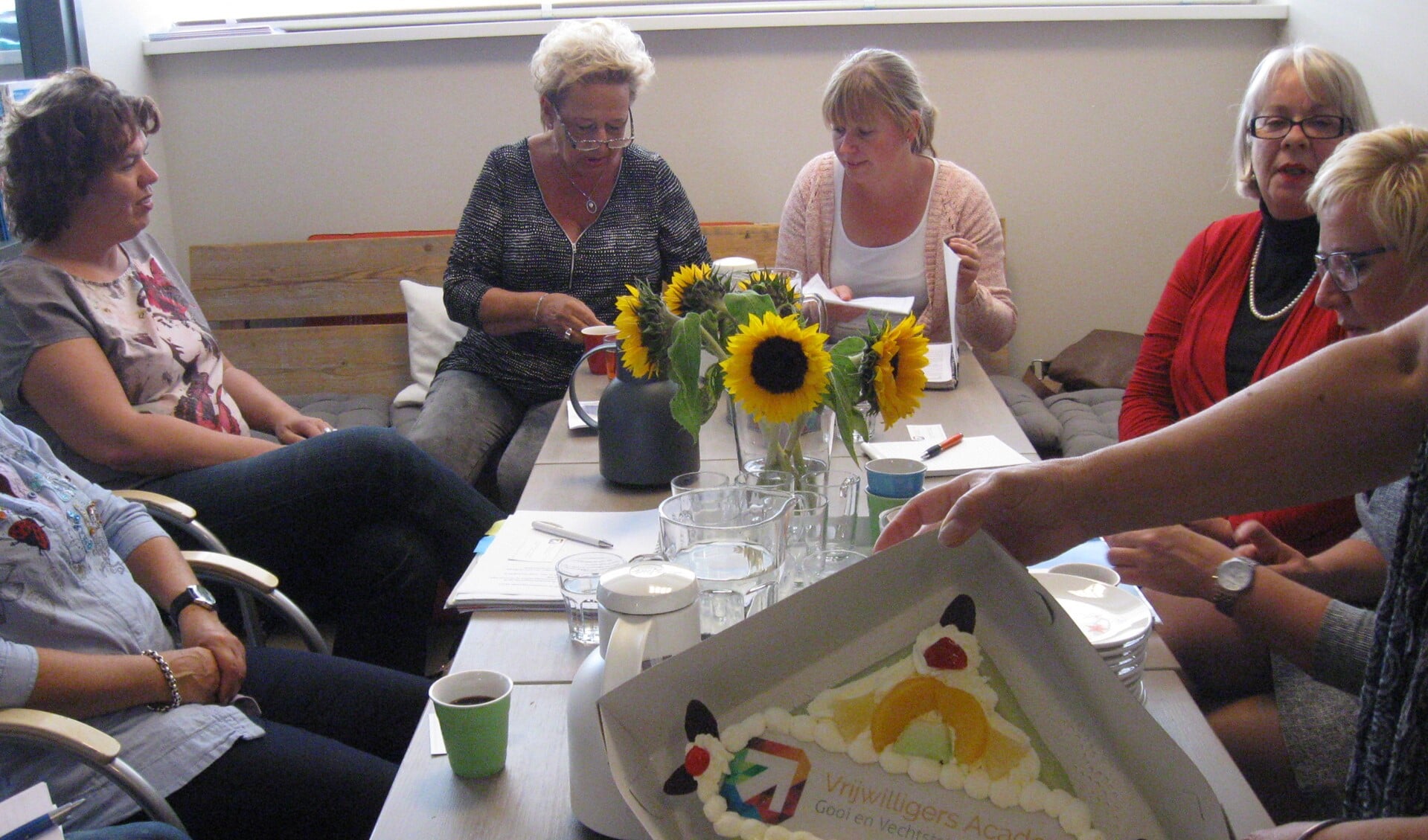 De deelnemers aan de workshop  'aantrekkelijke vacatures schrijven' kregen een taart van de Vrijwilligers Academie. 