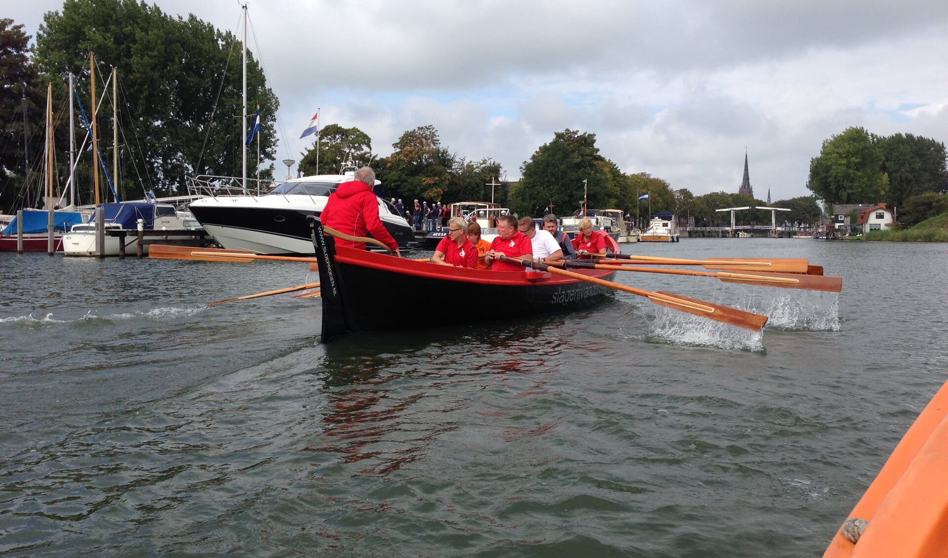 Roeien tussen de jachthaven en de molens