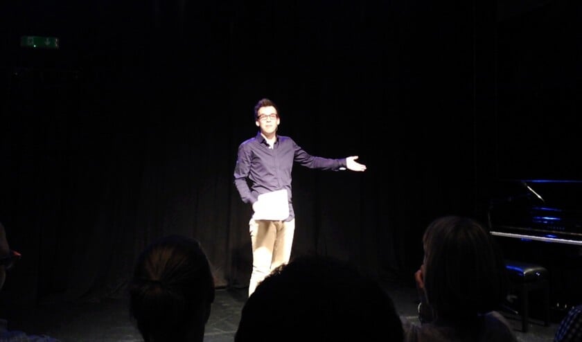 Cabaretier Pieter Derks in het Theaterpand Weesp