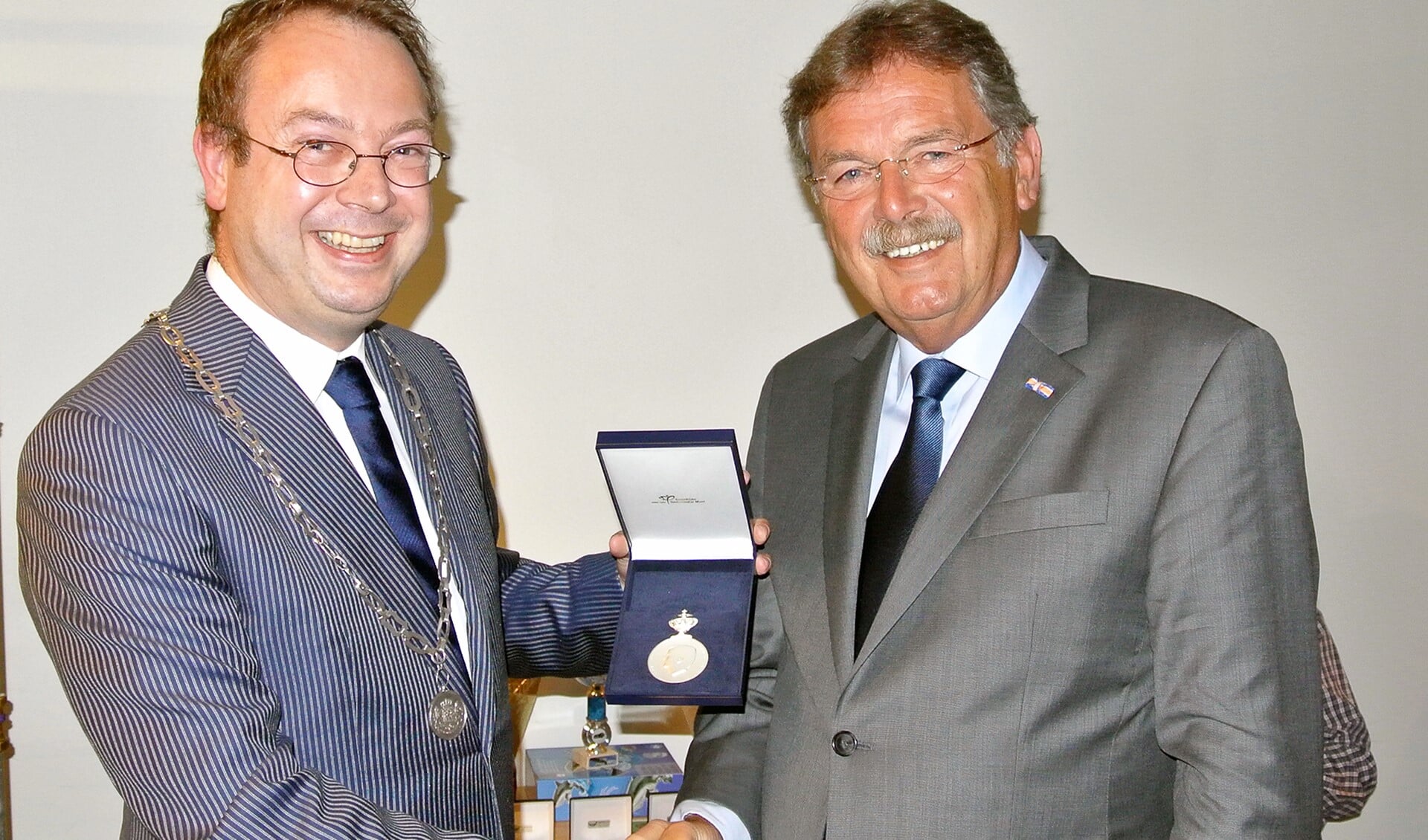 Uit handen van de burgemeester ontvangt voorzitter Bart Nouwens de koninklijke eremedaille.