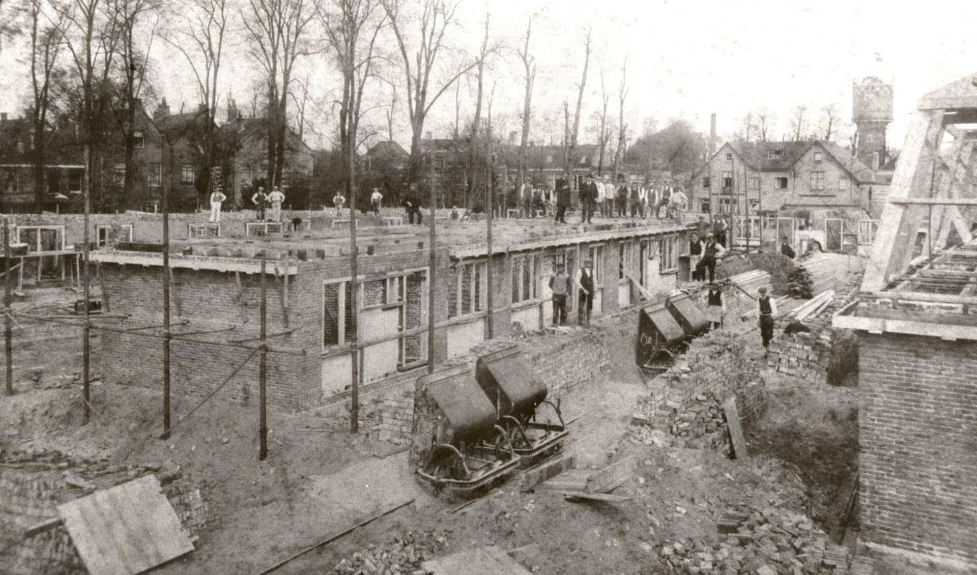 De Talmastraat in aanbouw (1922) met op de achtergrond het Buitenveer en verderop de in 1970 gesloopte watertoren.