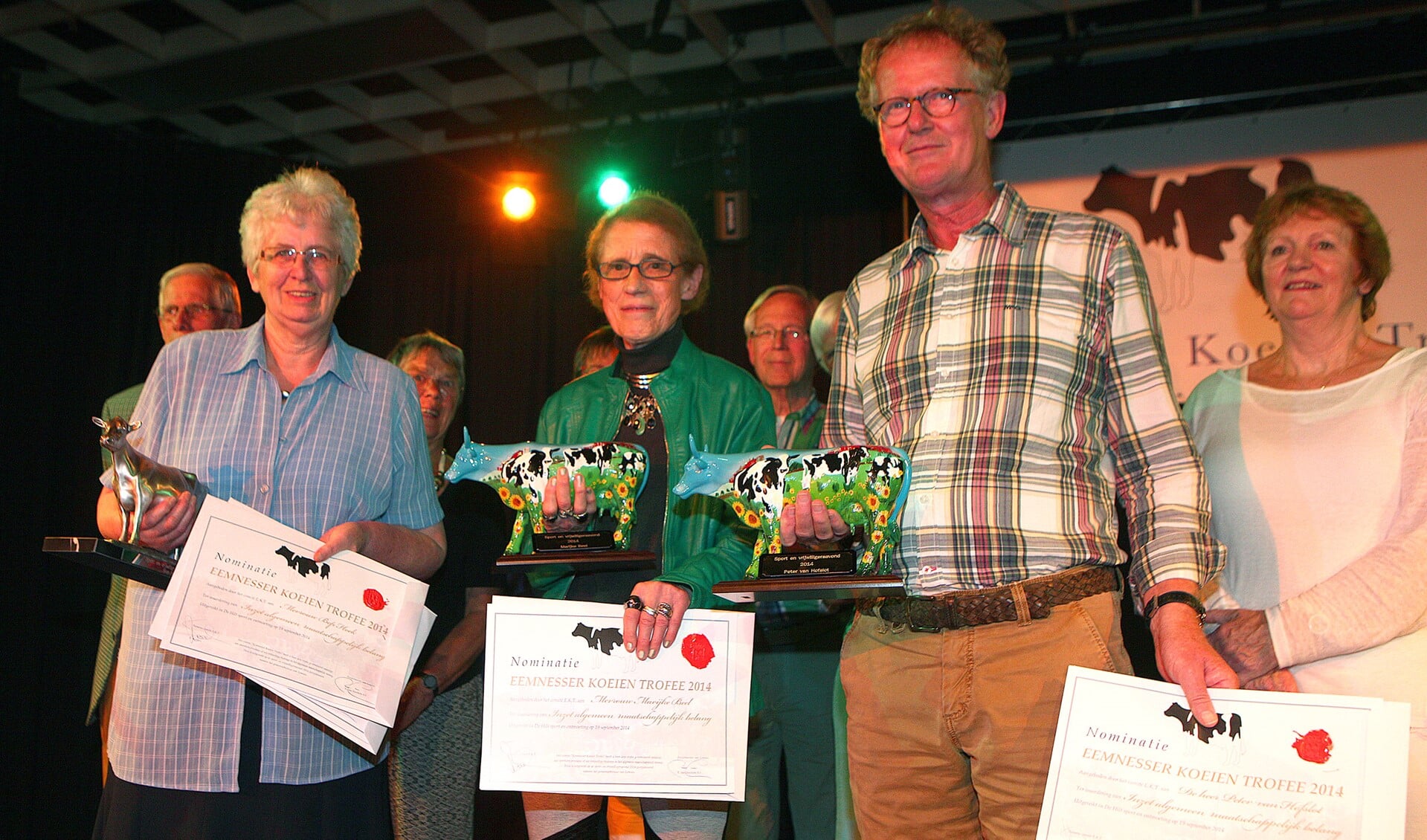 Links Bep Hoek met de trofee met naast haar Marijcke Beel en Peter van Hofslot, die beiden een Kunstkoe kregen