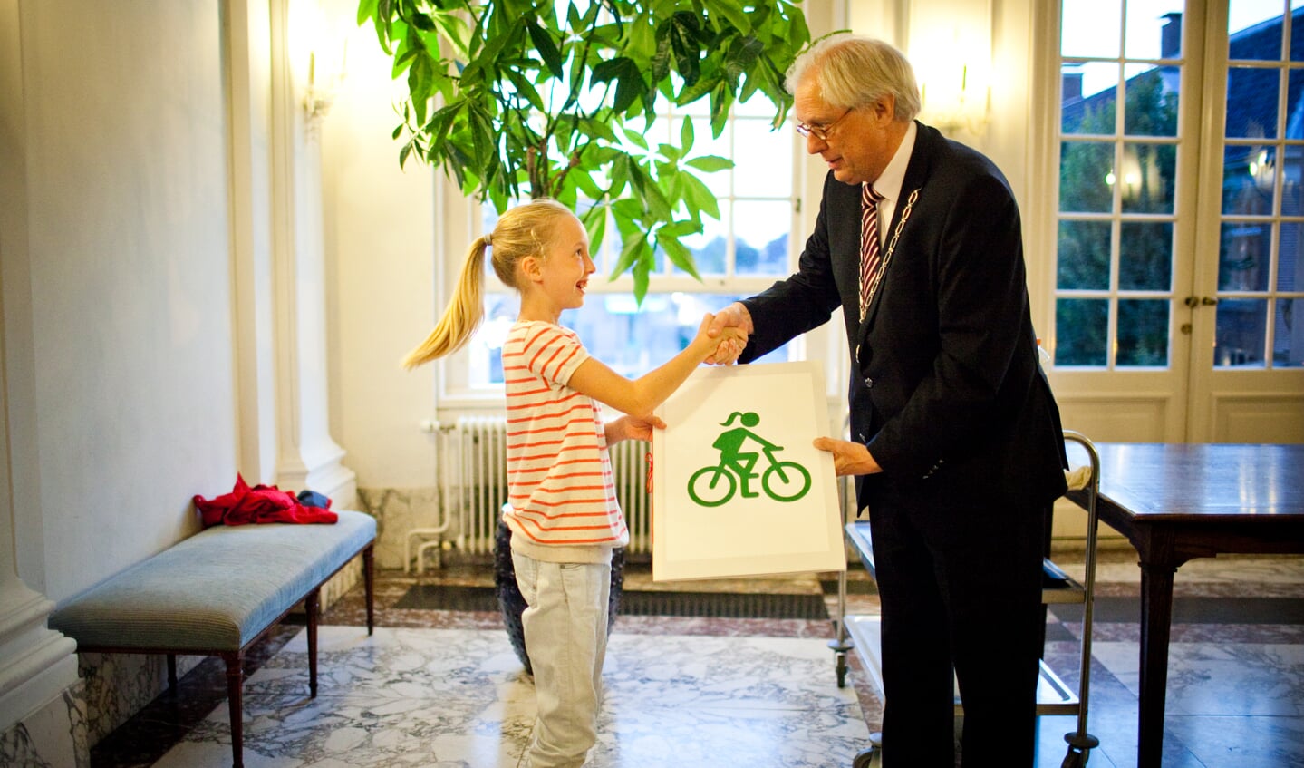 Wisse (l) geeft de handtekeningen.