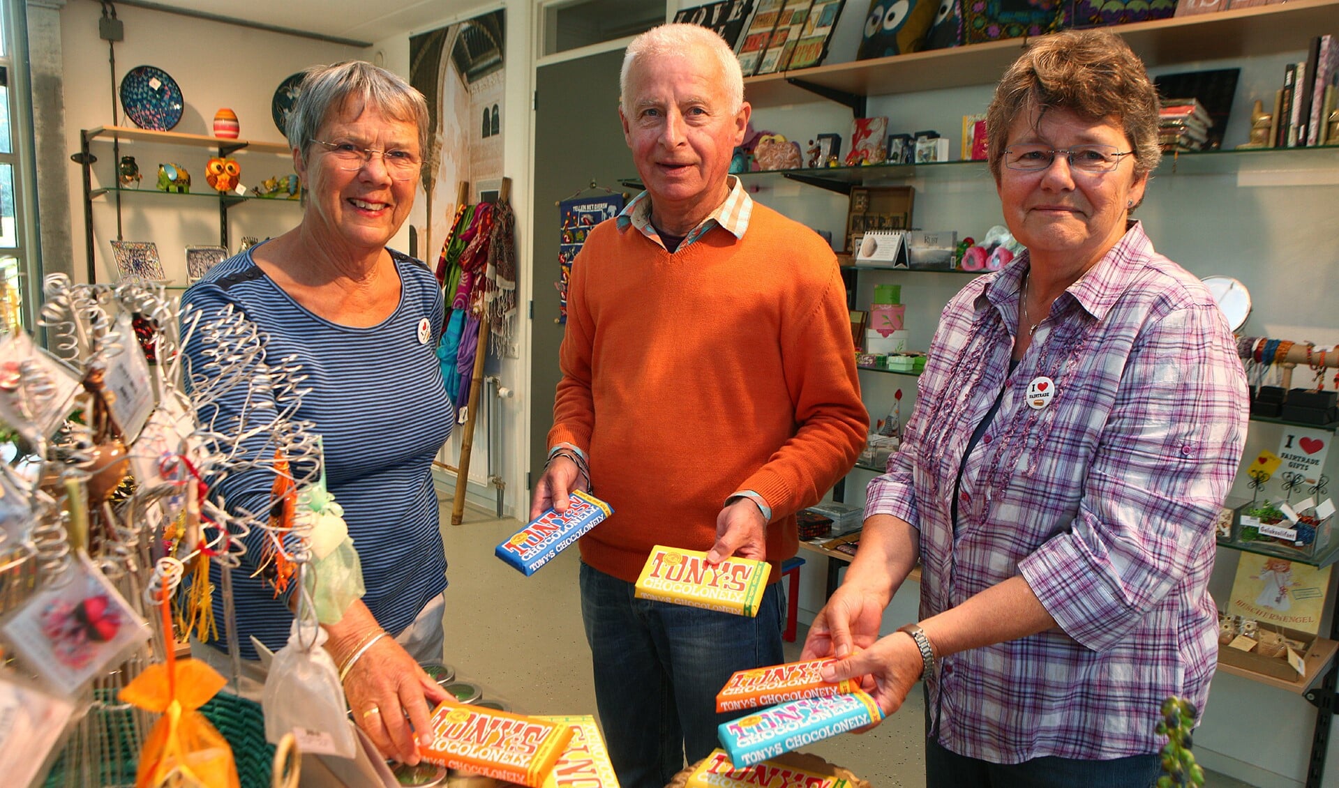 Jan showt samen met de dames Else (links) en Thea, die de winkel in Eemnes bemensen, de speciale Tony's Chocolonely chocolade.