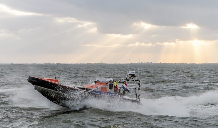 De reddingboot Nikolaas Wijsenbeek van KNRM Huizen in actie.