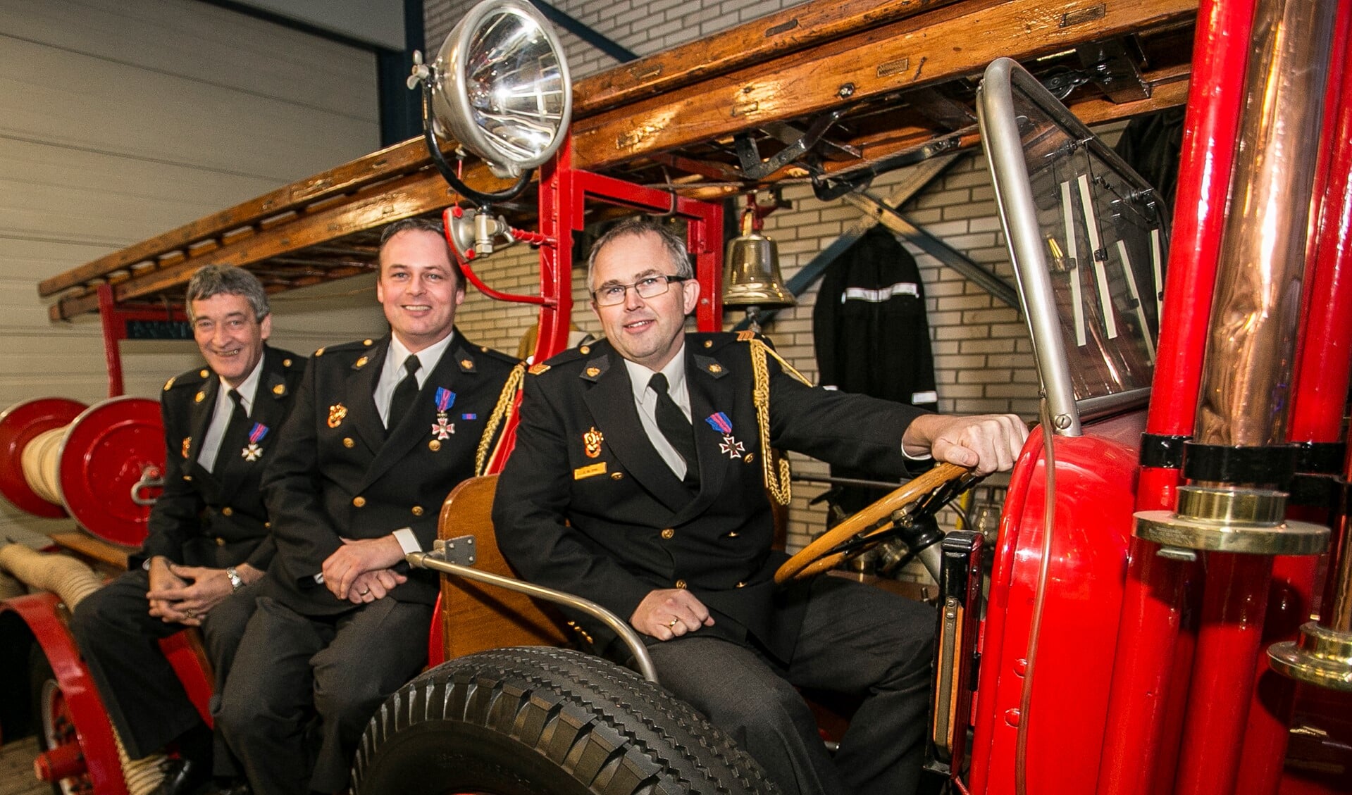 Van links naar rechts de heren Herman Donker, Martijn Schram en Jack de Vries, die zijn onderscheiden vanwege hun dienstjaren bij de brandweer.
