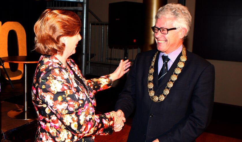 <p>Wethouder Marlous Verbeek en Frans Bianchi, voorzitter Stichting Kunst en Cultuur Huizen.</p>