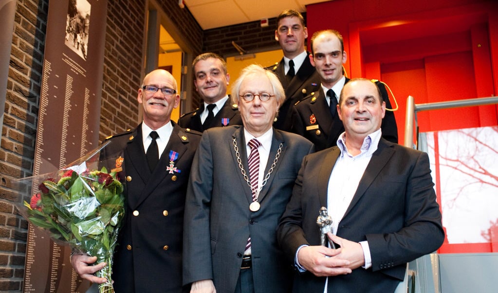 Chris Kamsteeg (r), Nico Kalwij (l), Edwin van den Hurk (linksachter) en Mike Torres (rechtsachter) samen met burgemeester Van Bochove en Raymond Terweij van post Weesp (achteraan).