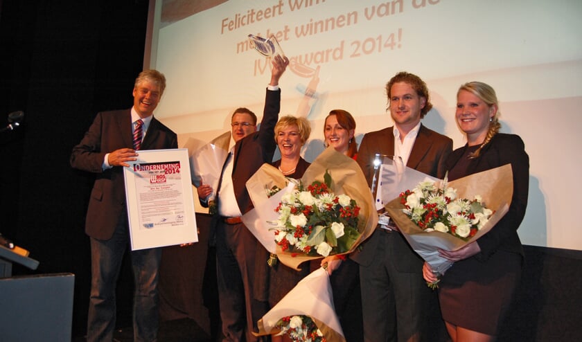 De familie Bos neemt de prijs in ontvangst, links wethouder Tuning.