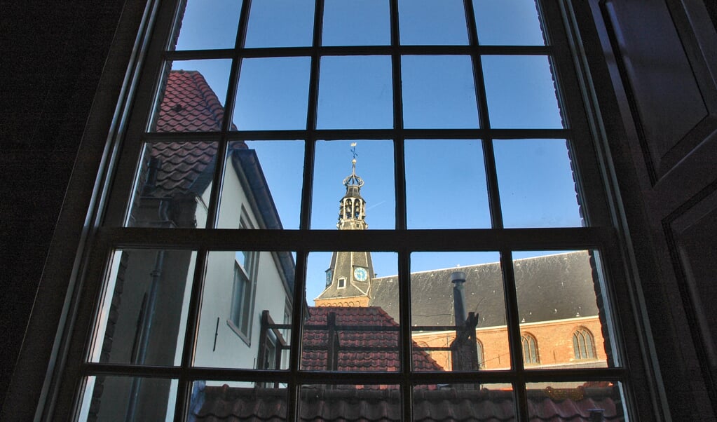 Het uitzicht op de Grote Kerk vanuit de collegekamer van het stadhuis.