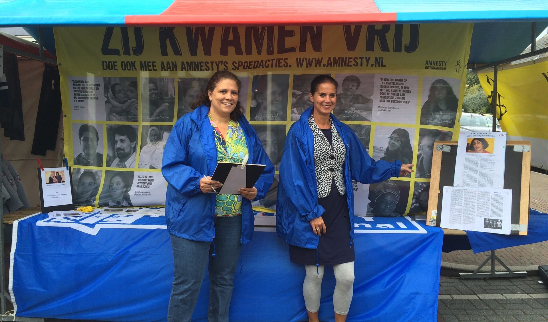 Monica Lemmens en Marian van den Berge van de Amnesty International-afdeling in Huizen in actie op de Huizerdag.