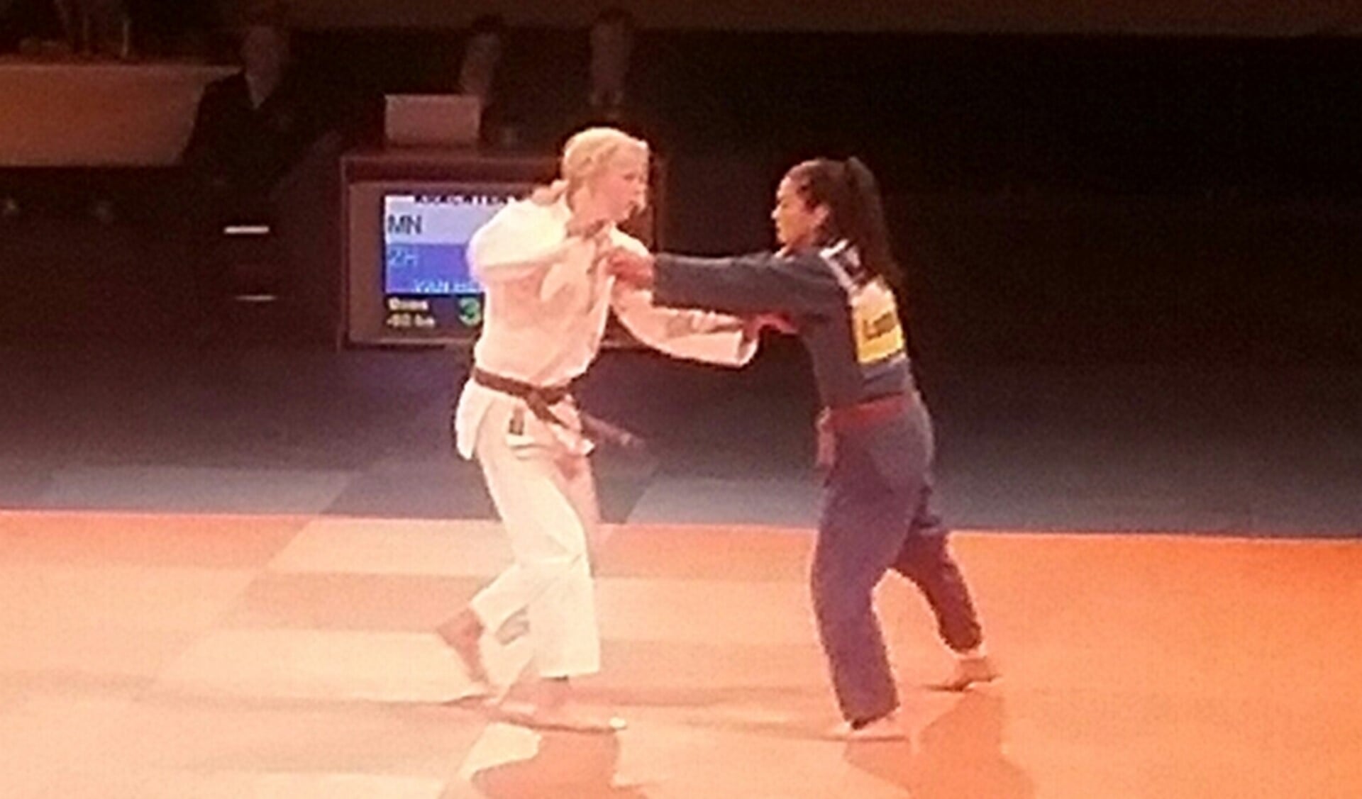 Nadiah (links) in actie tijdens het NK judo.