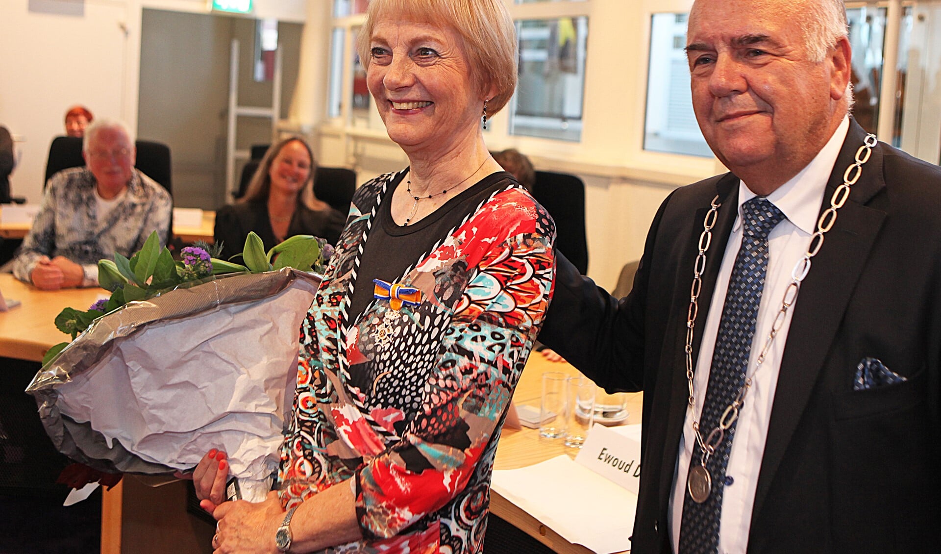 Ineke van Herwerden met haar onderscheiding naast burgemeester Fons Hertog die haar daarmee blij verraste.