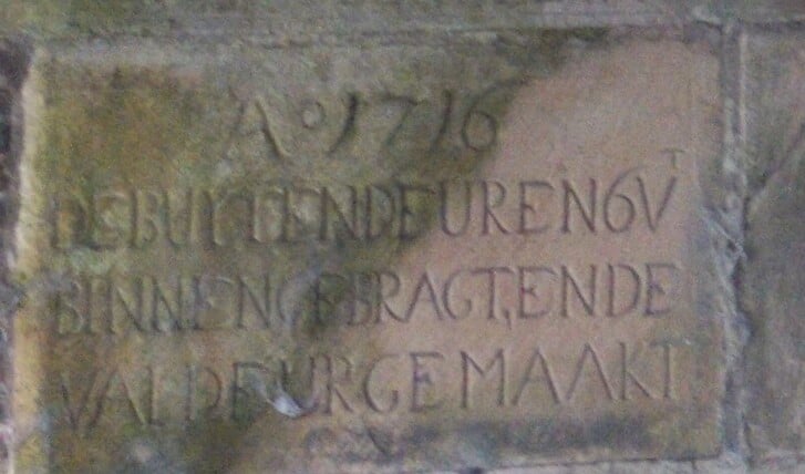 Een van de historische stenen in de Diemerdammersluis.